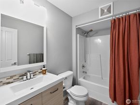 1981 24th Avenue NE 204, Issaquah WA 98029