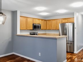 1981 24th Avenue NE 204, Issaquah WA 98029