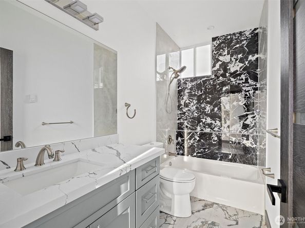 9745 57th Avenue S B, Seattle WA 98118