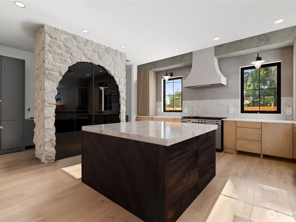 10789 SE 10TH Street, Bellevue WA 98004