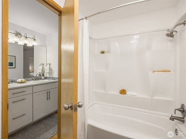 9820 NE Beach Crest Drive, Bainbridge Island WA 98110