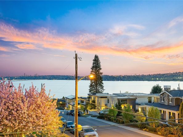 1006 4th Street W, Kirkland WA 98033