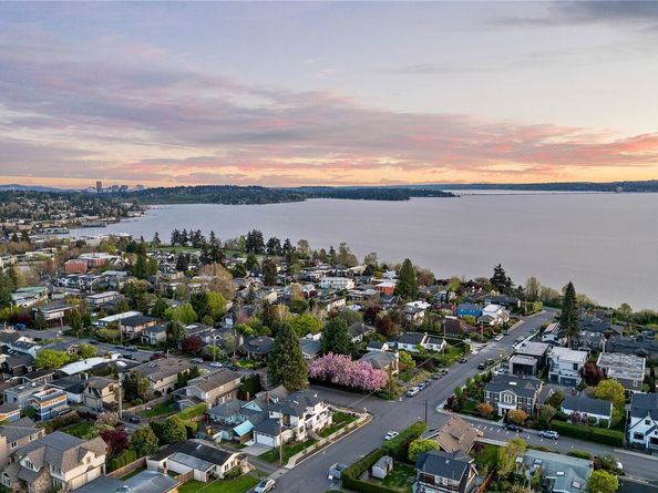 1006 4th Street W, Kirkland WA 98033