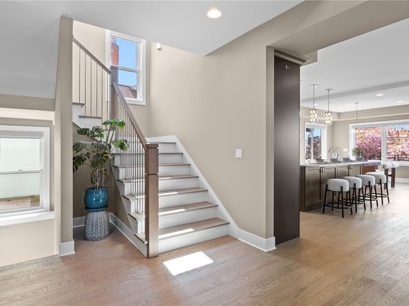 1006 4th Street W, Kirkland WA 98033