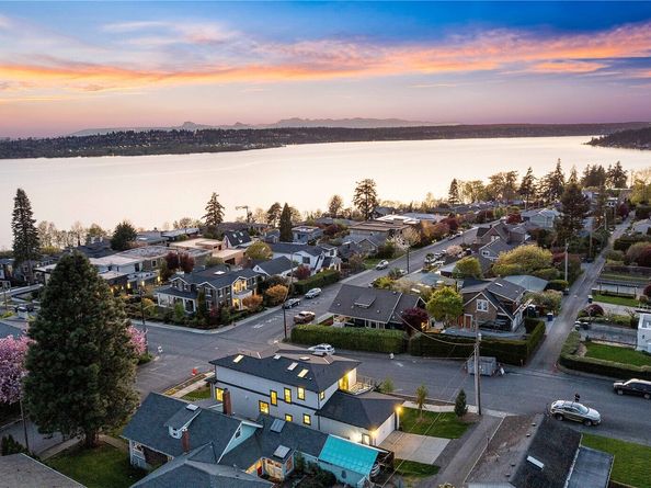 1006 4th Street W, Kirkland WA 98033
