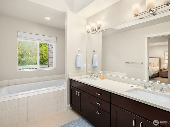 10005 NE 37th Court 106, Kirkland WA 98033