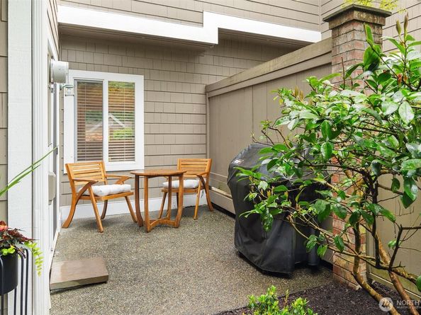 10005 NE 37th Court 106, Kirkland WA 98033