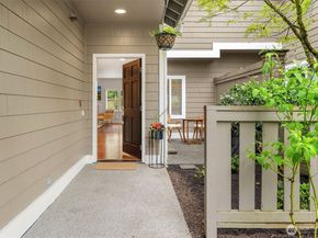 10005 NE 37th Court 106, Kirkland WA 98033