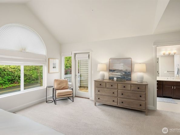 10005 NE 37th Court 106, Kirkland WA 98033
