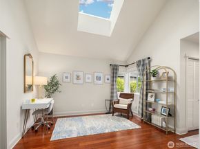 10005 NE 37th Court 106, Kirkland WA 98033