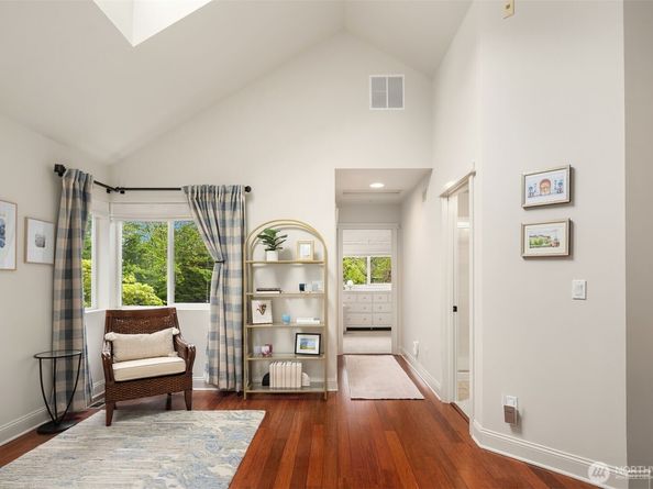 10005 NE 37th Court 106, Kirkland WA 98033