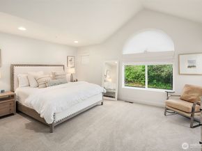 10005 NE 37th Court 106, Kirkland WA 98033