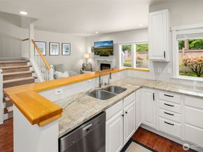 10005 NE 37th Court 106, Kirkland WA 98033