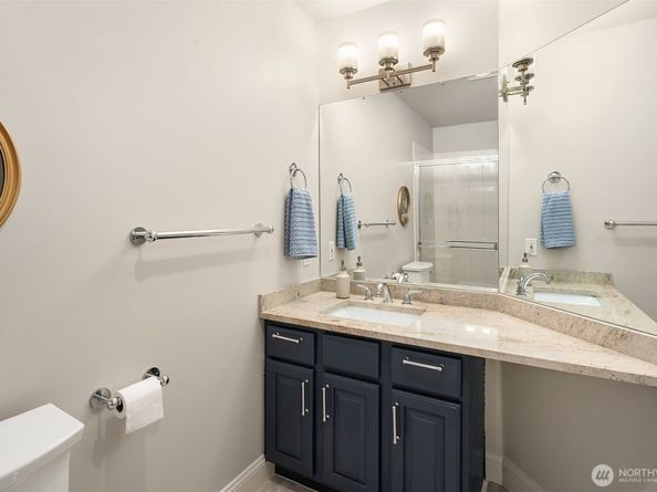 10005 NE 37th Court 106, Kirkland WA 98033