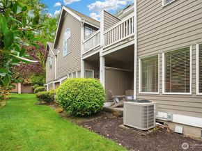 10005 NE 37th Court 106, Kirkland WA 98033