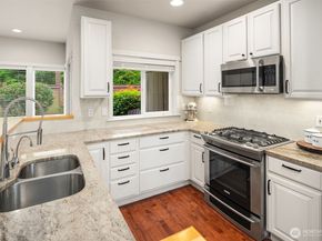 10005 NE 37th Court 106, Kirkland WA 98033