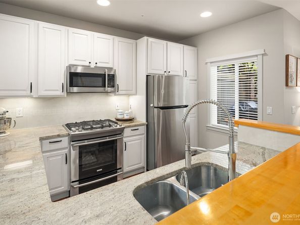 10005 NE 37th Court 106, Kirkland WA 98033