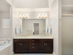 10005 NE 37th Court 106, Kirkland WA 98033