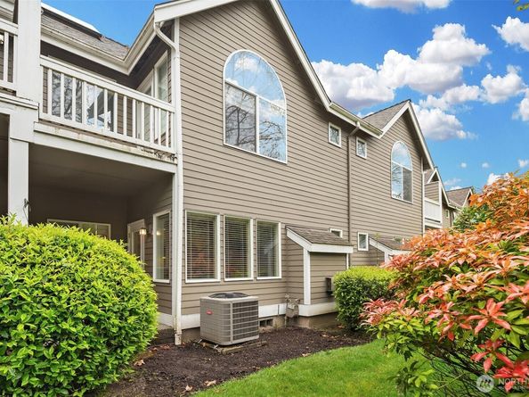 10005 NE 37th Court 106, Kirkland WA 98033