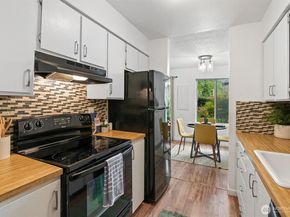12515 NE 145th Place D121, Kirkland WA 98034