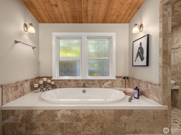 9488 Katherine Place NE, Bainbridge Island WA 98110