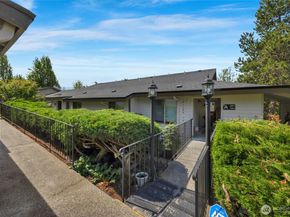 23509 Lakeview Drive A101, Mountlake Terrace WA 98043