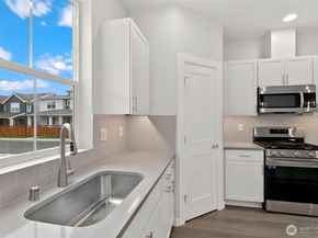 587 SW 97th Street 74, Seattle WA 98106
