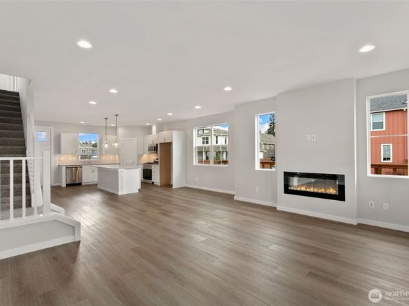 587 SW 97th Street 74, Seattle WA 98106