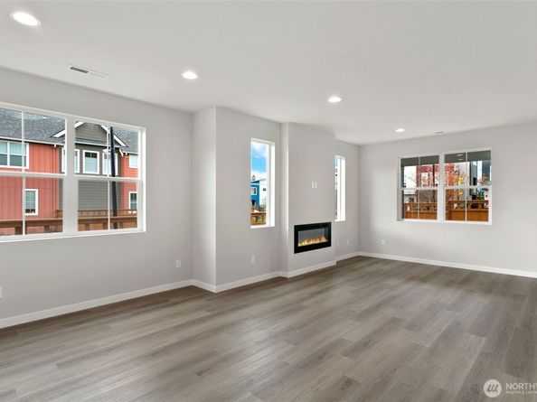 587 SW 97th Street 74, Seattle WA 98106