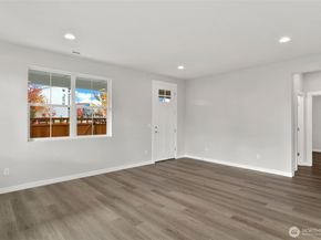 587 SW 97th Street 74, Seattle WA 98106