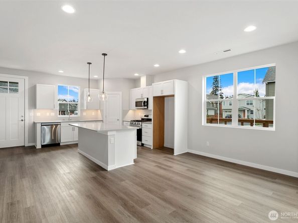 587 SW 97th Street 74, Seattle WA 98106