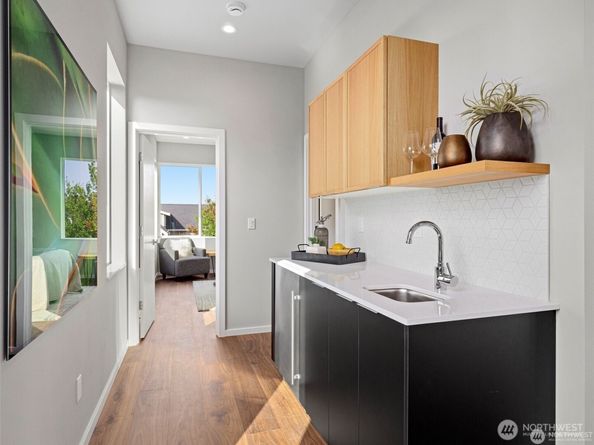 4464 Midvale Avenue N, Seattle WA 98103
