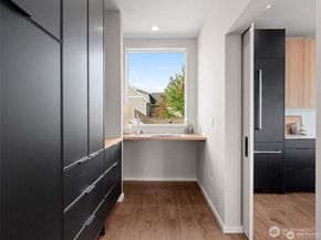 4464 Midvale Avenue N, Seattle WA 98103