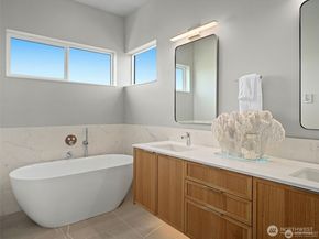 4464 Midvale Avenue N, Seattle WA 98103