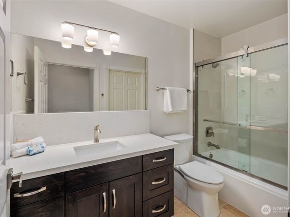 1594 Alki Avenue SW 302, Seattle WA 98116