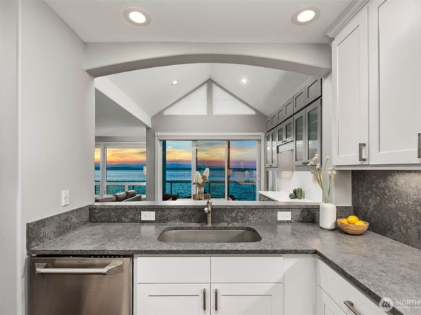 1594 Alki Avenue SW 302, Seattle WA 98116