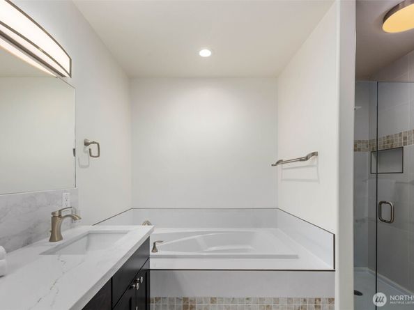 1594 Alki Avenue SW 302, Seattle WA 98116
