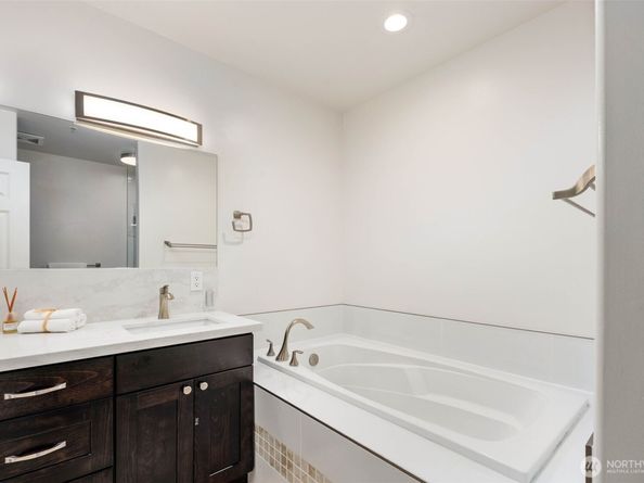 1594 Alki Avenue SW 302, Seattle WA 98116