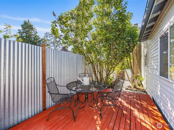 10332 Midvale Avenue N, Seattle WA 98133