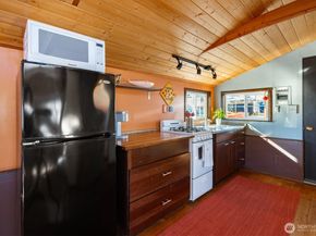 2401 N Northlake Way L6, Seattle WA 98103