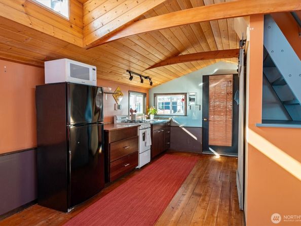 2401 N Northlake Way L6, Seattle WA 98103