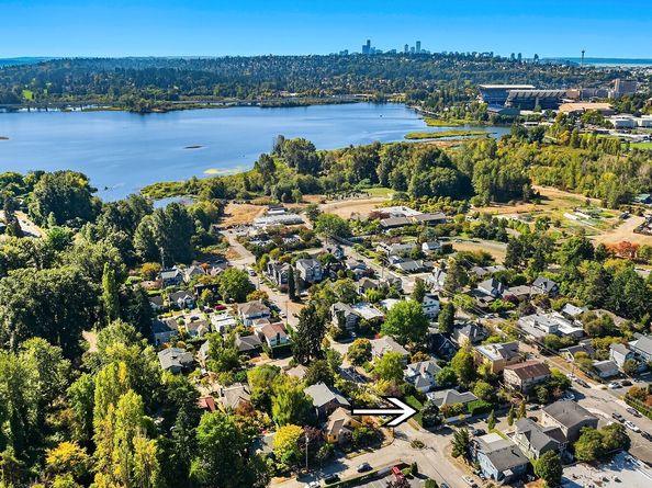 4317 37th Avenue NE, Seattle WA 98105
