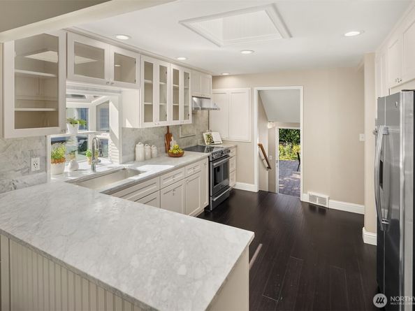 4317 37th Avenue NE, Seattle WA 98105