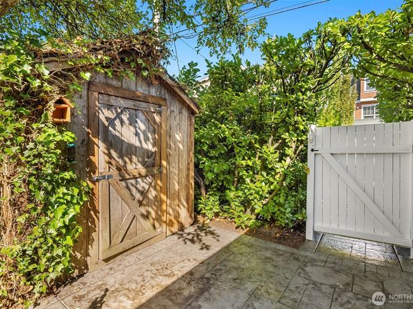 4317 37th Avenue NE, Seattle WA 98105