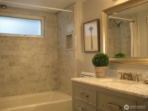 4317 37th Avenue NE, Seattle WA 98105