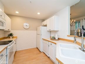 23757 SE 52nd Lane 131, Issaquah WA 98029