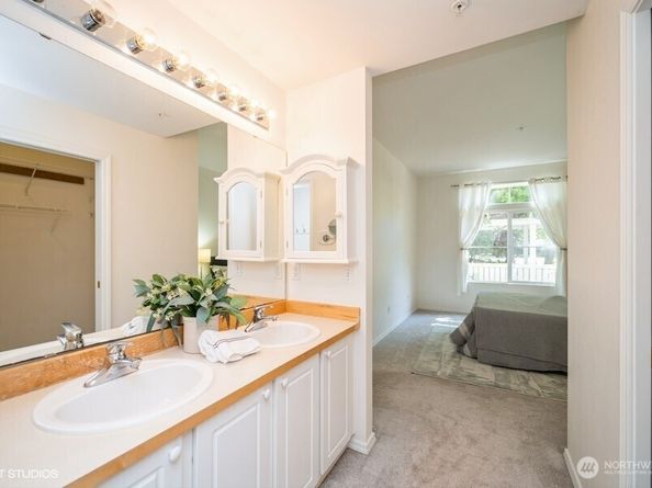 23757 SE 52nd Lane 131, Issaquah WA 98029
