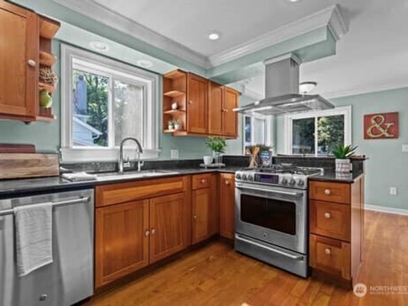 6725 22nd Avenue NW, Seattle WA 98117