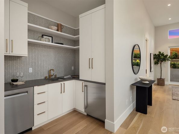1028 89th Ave NE, Bellevue WA 98004