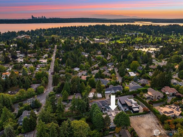 1028 89th Ave NE, Bellevue WA 98004